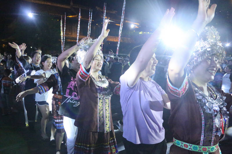 荔波：体育之夜活动点亮夏夜舞台