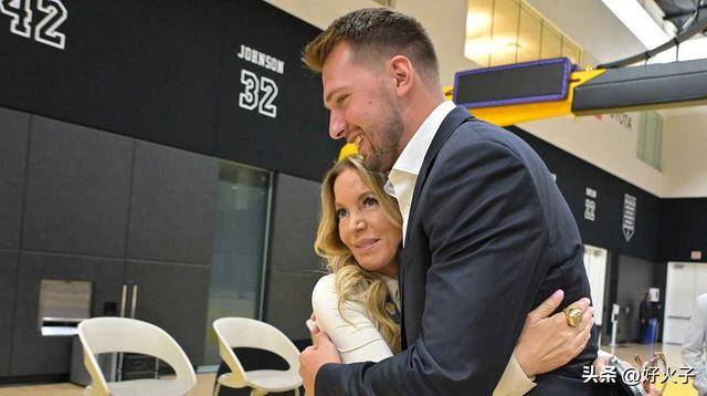 湖人队小老板珍妮·巴斯身着东契奇球衣，亮相欧洲锦标赛揭幕战