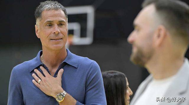 湖人队小老板珍妮·巴斯身着东契奇球衣，亮相欧洲锦标赛揭幕战