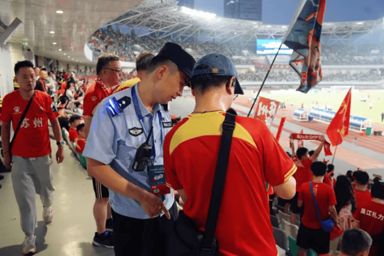 “苏超”拼尽全力 苏州公安共赴热爱