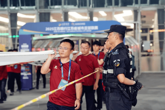 “苏超”拼尽全力 苏州公安共赴热爱