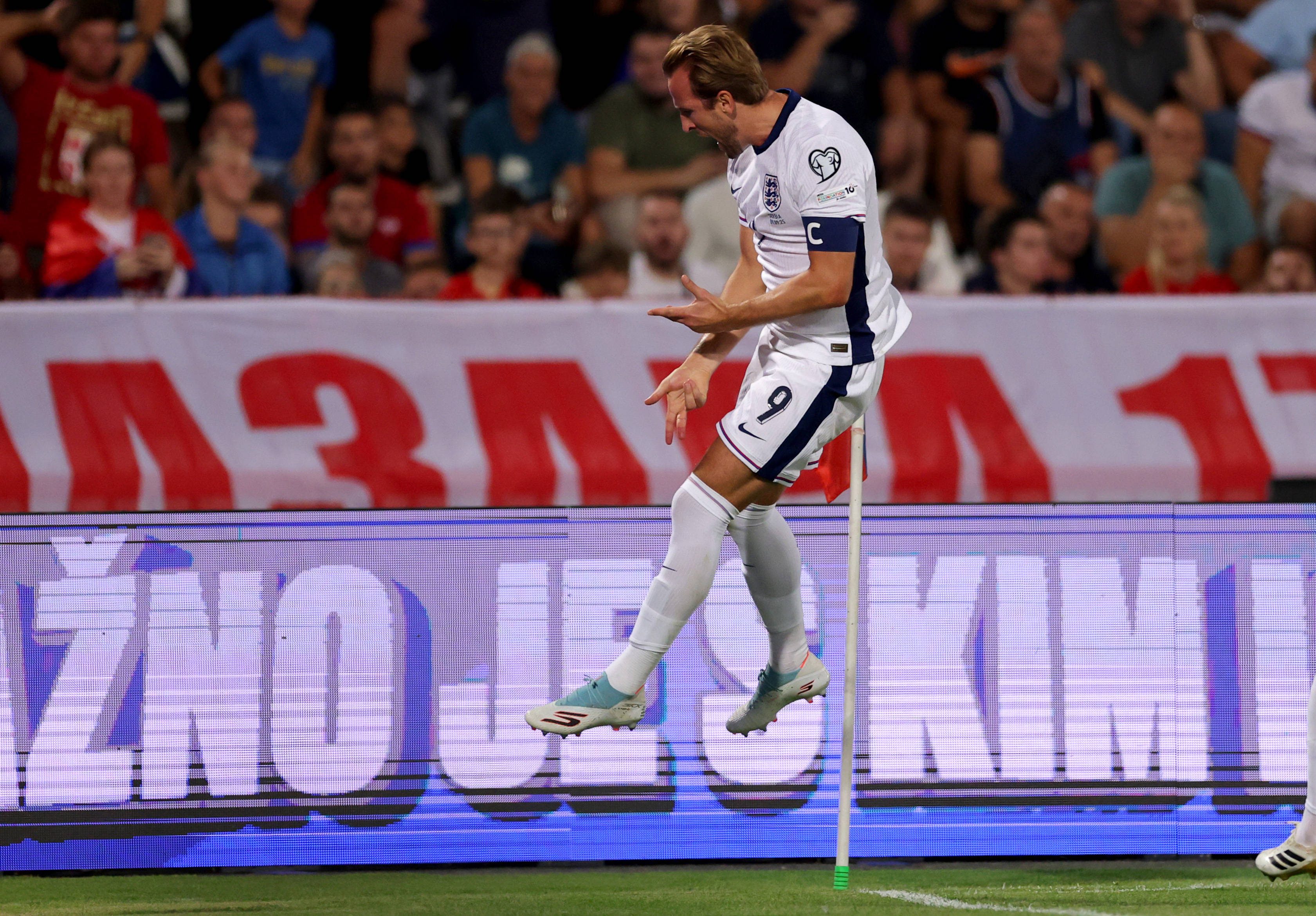 （体育）足球——世预赛：英格兰胜塞尔维亚