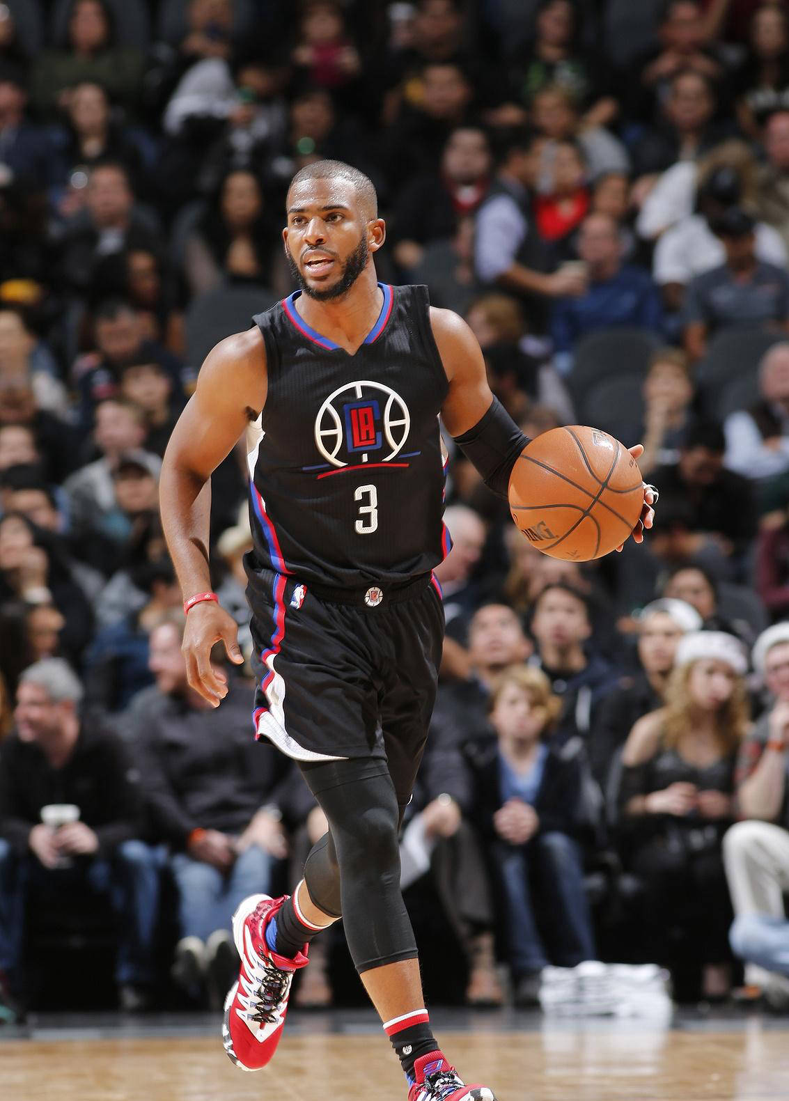 洛杉矶快船：哈登领袖气质彰显，新援甘愿牺牲，保罗或推迟退役计划