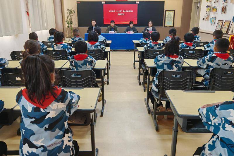 百分爱心暖边疆 足球传递赣疆情