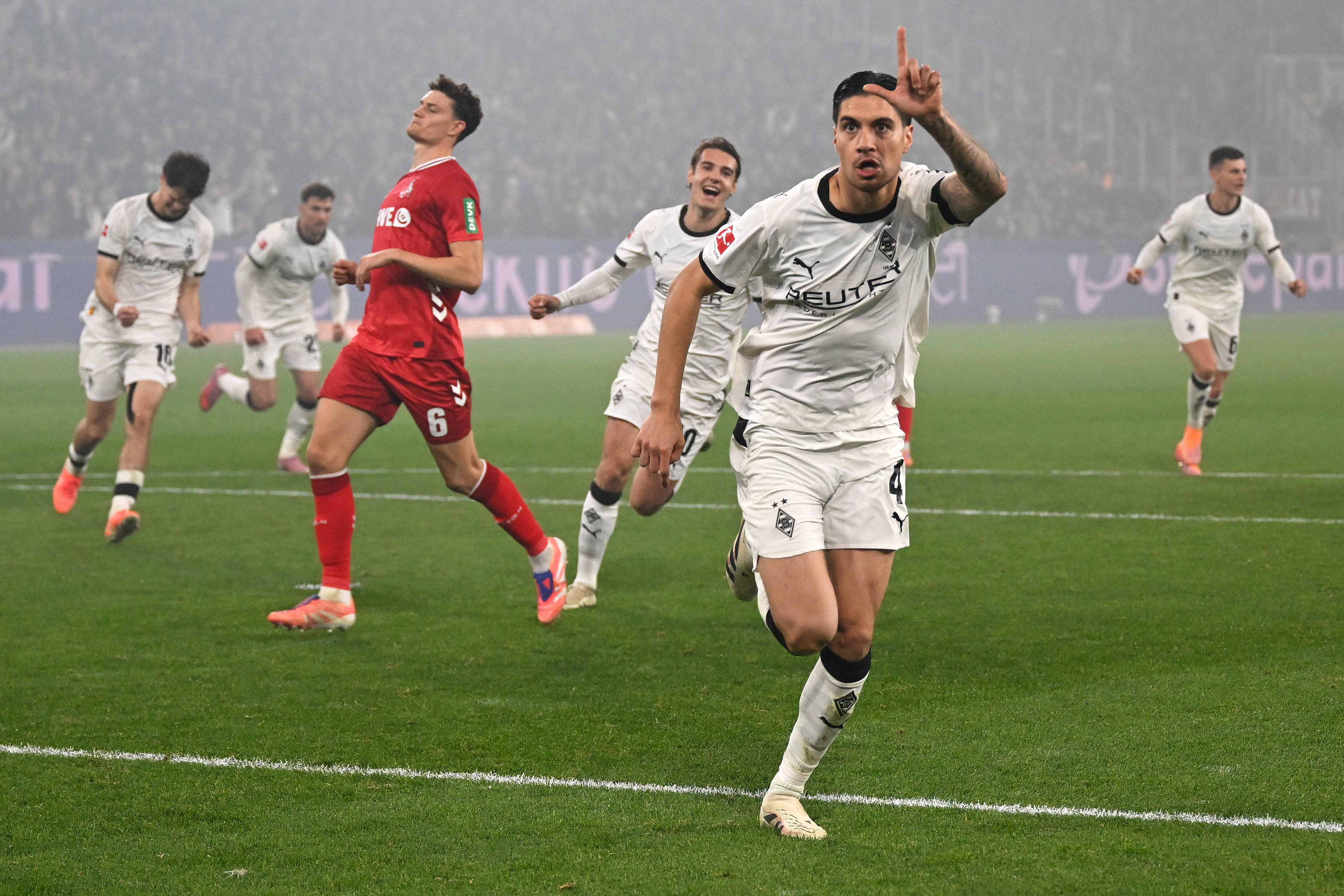 (体育)足球——德甲:门兴格拉德巴赫胜科隆