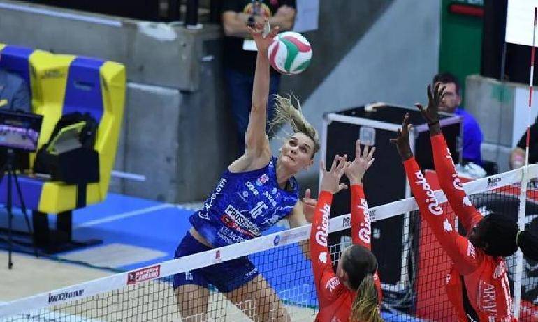 3-2险胜!科内利亚诺12连胜领跑意甲,朱婷归队备战世俱杯