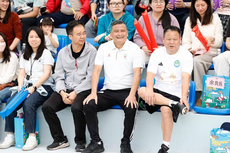 职业足球老伙伴广药白云山队竖旗 老国脚践行足球公益